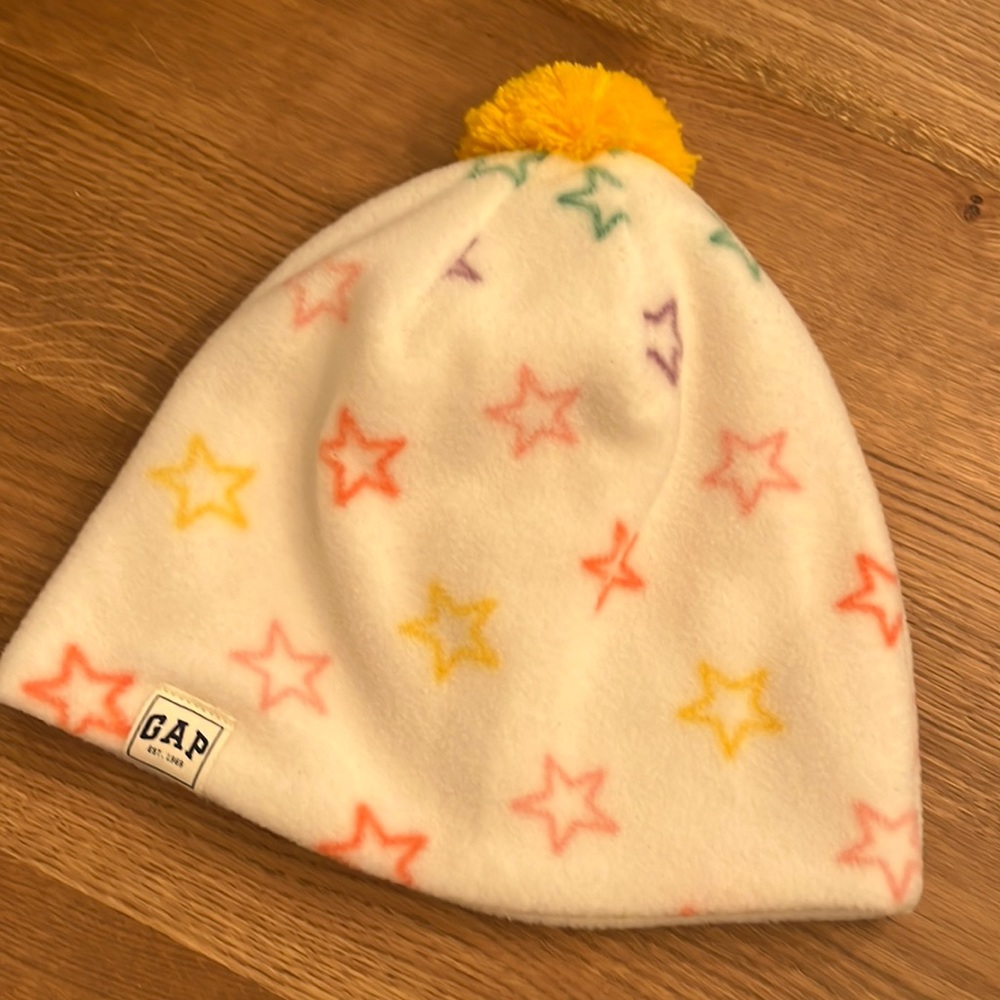 GAPKIDS cream and star beanie! Excellent condition! Worn once. Size S/M